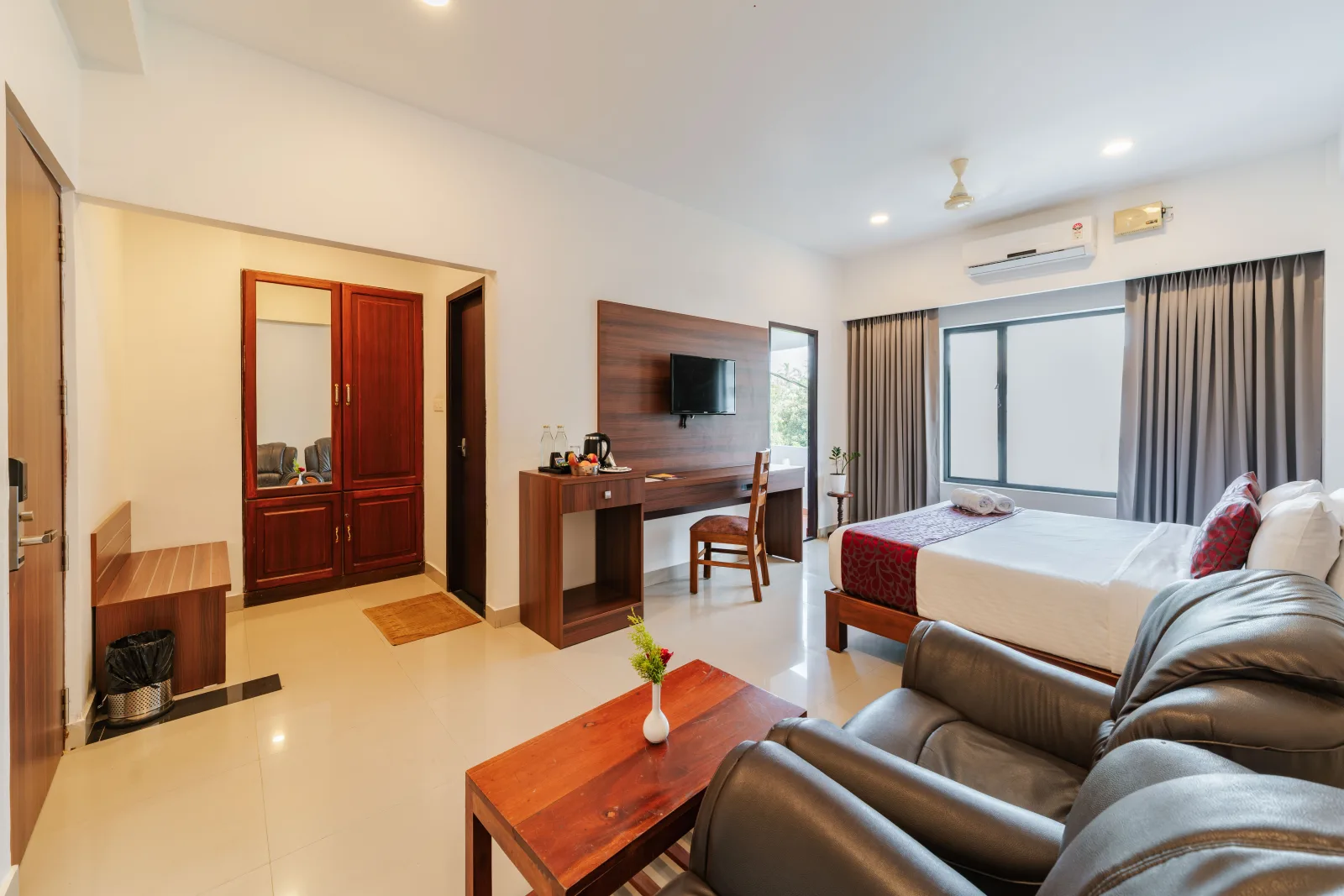 Room amenities at Hotel Sandra Palace